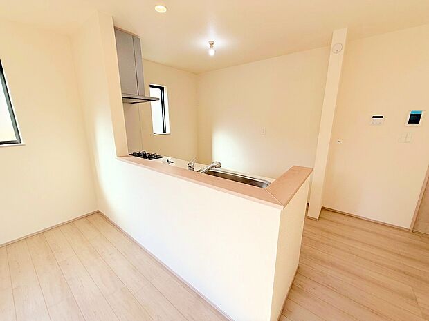 ダイニングに座るご家族やお客様と会話しながらお料理ができます。