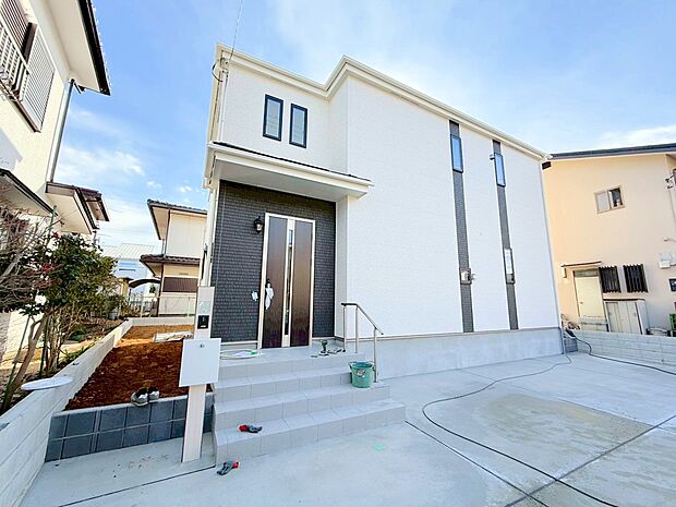 カースペースには並列3台駐車可能です。ゆったりとした駐車場は車庫入れもスムーズです。