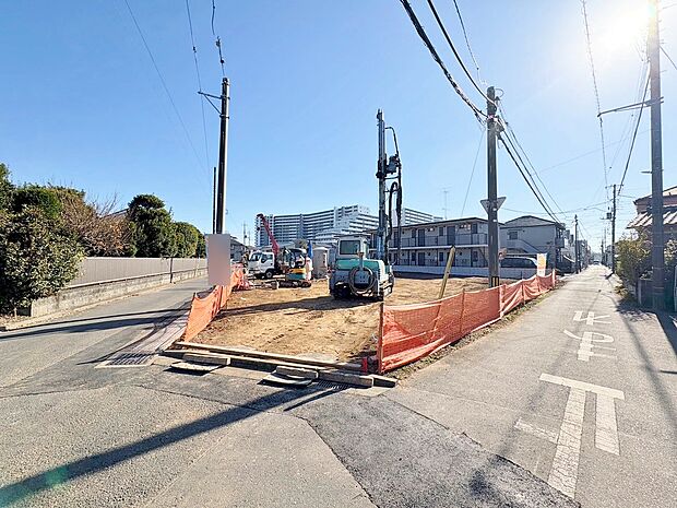 小学校まで徒歩5分でお子様の通学も安心です。(令和7年12月 撮影)