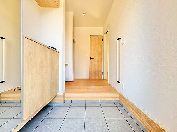 明るさと清潔感を兼ね備えた玄関が建物内へと導きます。