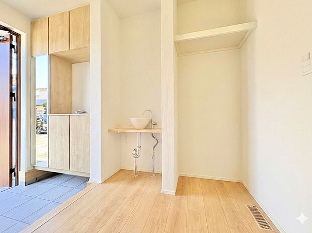 清潔感のある空間を保ち、収納スペースを広く設けました。