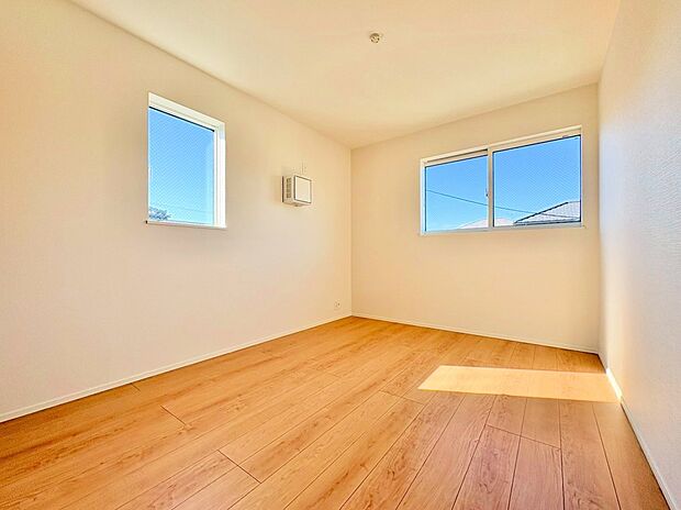 二面採光により陽光が差し込む温かみのあるお部屋。