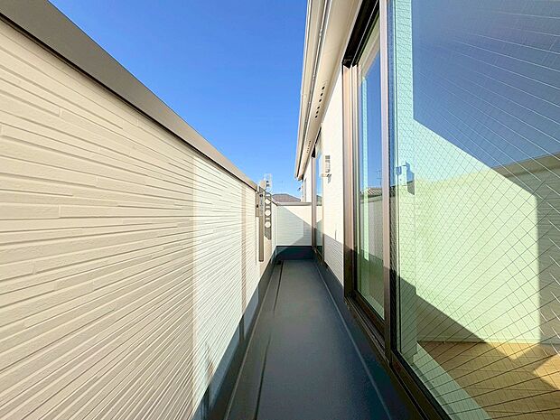 日差しを遮るもののないバルコニー。