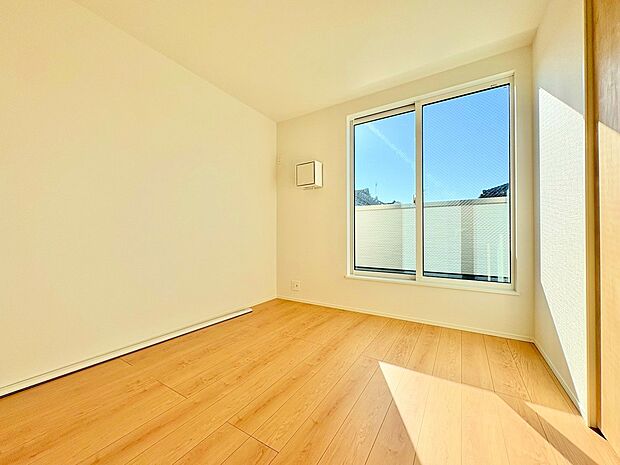 バルコニーからの明るい陽光がお部屋に差し込みます。