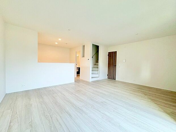 明るい日差しが注ぎ、心地よいリラックスタイムが過ごせそうです。