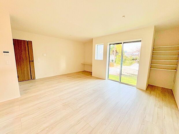 家族の温かさと陽光の暖かさ、楽しい毎日と明るい未来を予感させます。