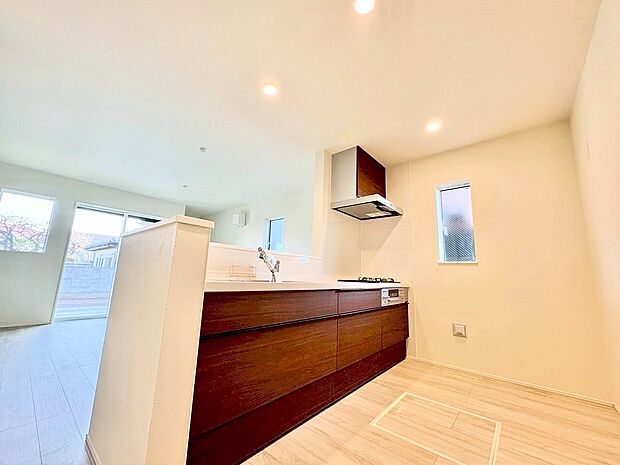 リビング全体を見渡せるよう対面式キッチンを採用しました。