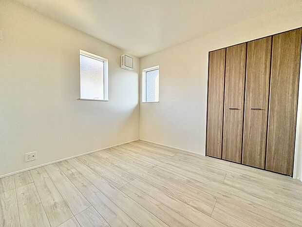 日々の疲れを癒すシンプルながらも洗練されたベッドルーム。