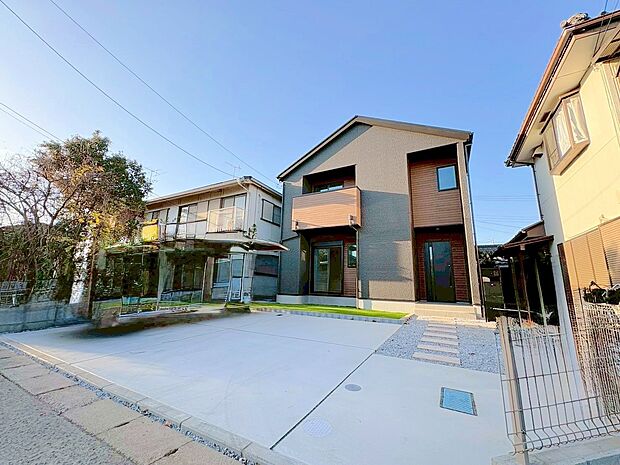 いつまでも輝き続けながら、いつしか街の風景に溶け込んでいきます。