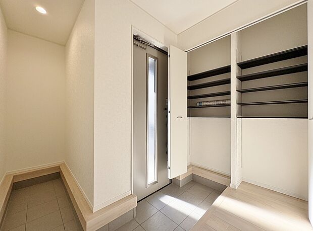 室内に持ち込みたくないものをすっきりしまえます。