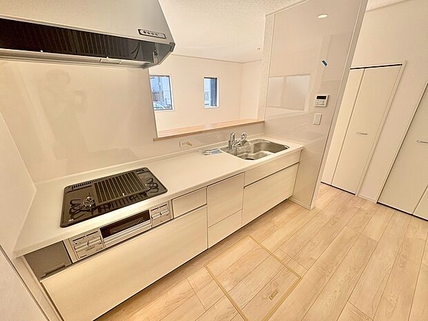 ホワイトを基調にした清潔感のあるキッチン。