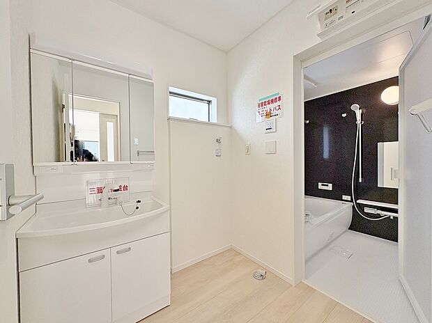 玄関そばに設置した洗面・脱衣室は、帰宅後すぐに手洗いができます。