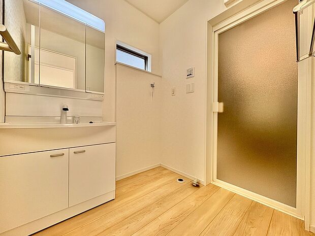 玄関そばに設置した洗面・脱衣室は、帰宅後すぐに手洗いができます。