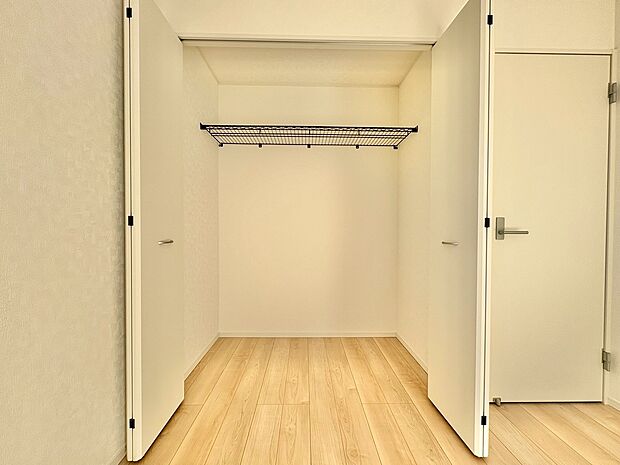 機能的な収納を配置して、片付いた空間を維持できそう。