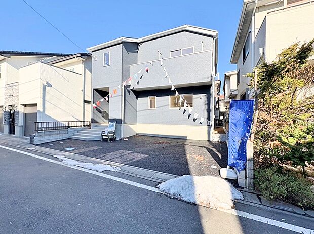 周辺環境とのコラボレーションにより明るい空間を演出。