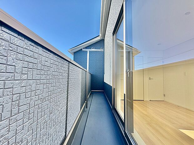 たくさんの日差しと風を受け洗濯物もすぐに乾きそうですね。