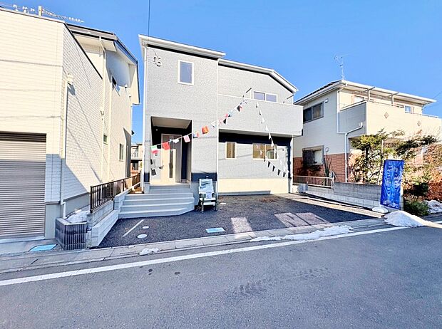 間口の広いカースペースに並列で2台駐車可能です。