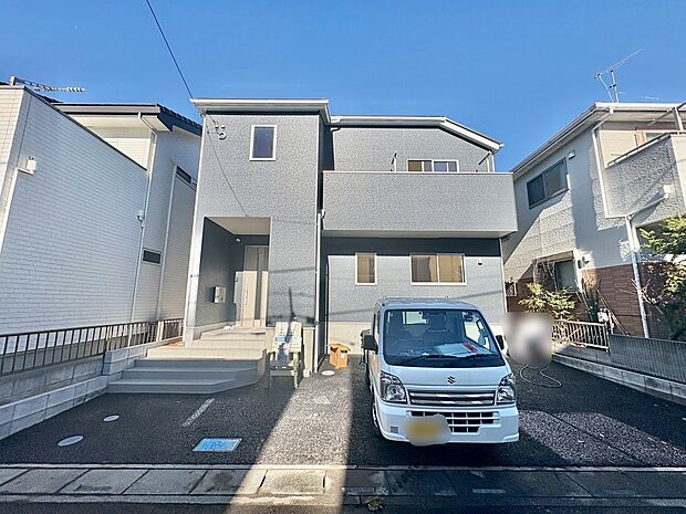 間口の広いカースペースに並列で2台駐車可能です。