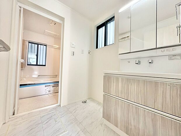 大きく見やすい三面鏡で清潔感ある洗面台。