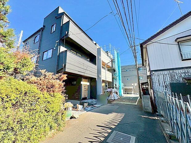 小学校まで徒歩2分でお子様の通学も安心です。(令和7年12月 撮影)