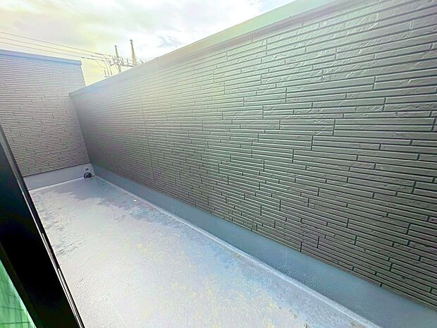 たくさんの日差しと風を受け洗濯物もすぐに乾きそうですね。