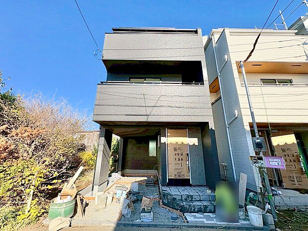 南公道に面したカースペースです。ビルトインガレージを採用しました。(令和7年12月 撮影)