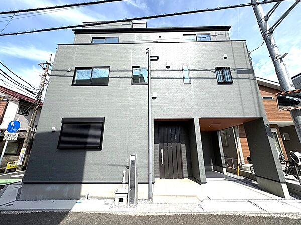 小学校まで徒歩2分でお子様の通学も安心です。