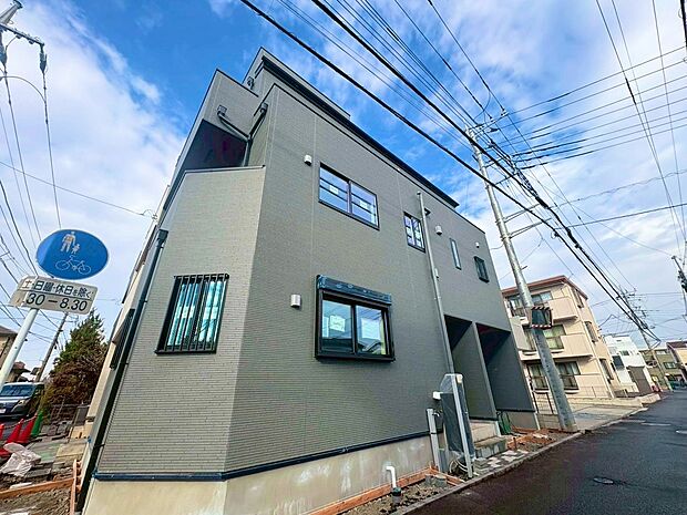 小学校まで徒歩2分でお子様の通学も安心です。(令和7年12月 撮影)