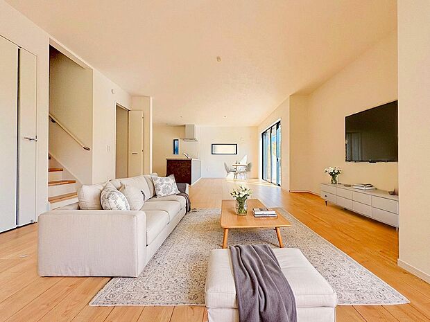 広々としたLDKは家族のコミュニケーション動線に配慮したリビングイン階段を採用しました。※現況の物件写真にCGによる画像処理済み