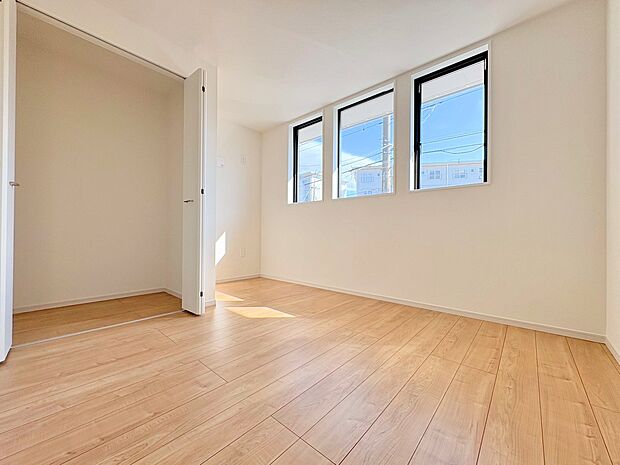 心地よい春の風が室内に静かに流れてきます。