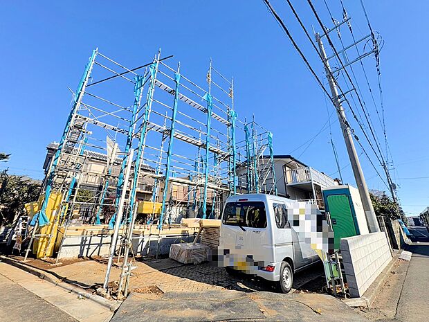 リビングイン階段を採用しました。キッチンからリビング全体を見渡せます。(令和8年1月 撮影)