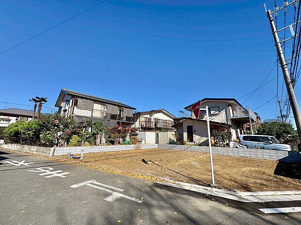 リビングイン階段を採用しました。キッチンからリビング全体を見渡せます。(令和7年12月 撮影)