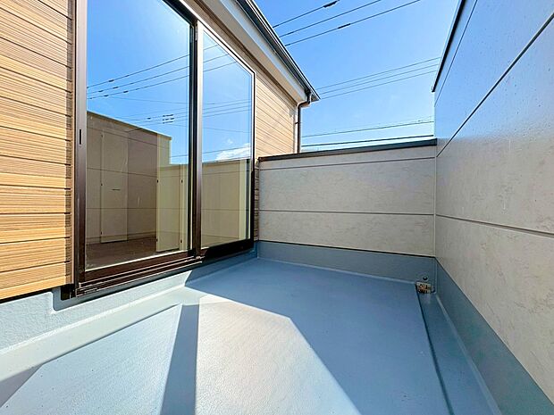 バルコニーに出た時、頬をなでる優しい風を感じます。