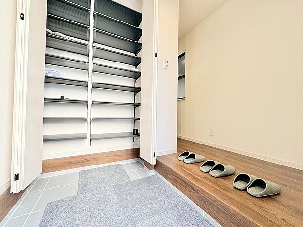 天井近くまで高さがある収納を設けた玄関。