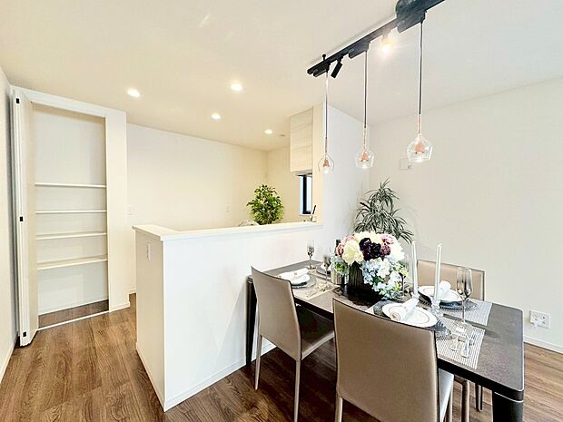 明るい印象のダイニング。食事の時間がもっと楽しくなりそうです。