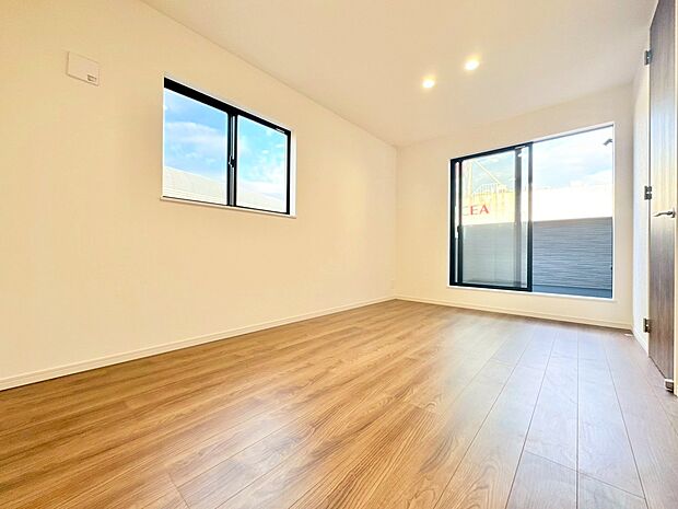 二面採光により陽光が差し込む温かみのあるお部屋。