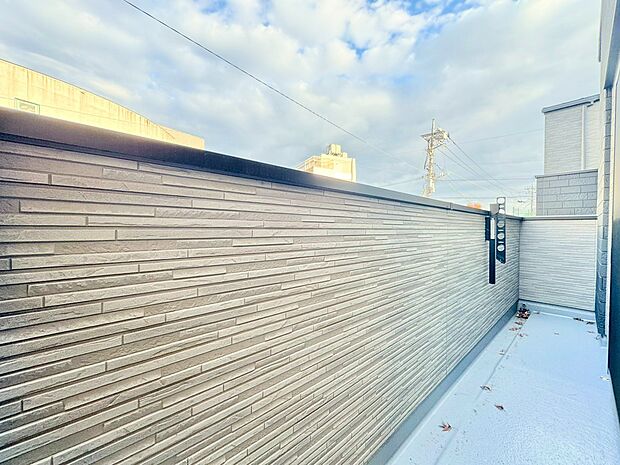 バルコニーに出た時、頬をなでる優しい風を感じます。