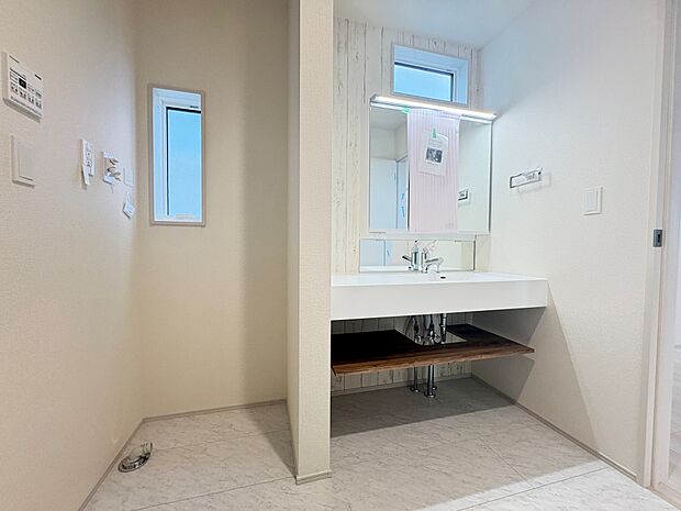 朝の慌ただしい時間でもホテルライクなスペースを感じます。