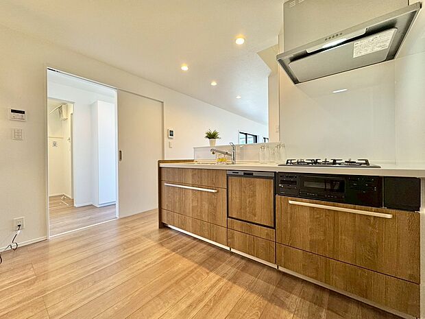 収納も多く大きな鍋やフライパン、調味料などスッキリ片付きます。