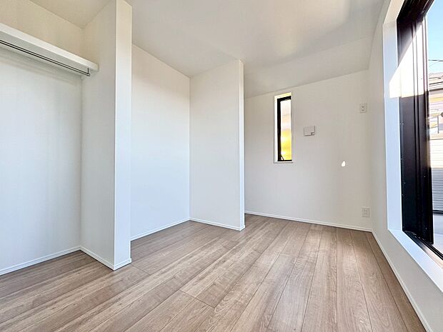 バルコニーに面した明るい洋室です。