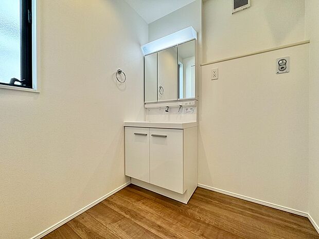 玄関そばに設置した洗面・脱衣室は、帰宅後すぐに手洗いができます。