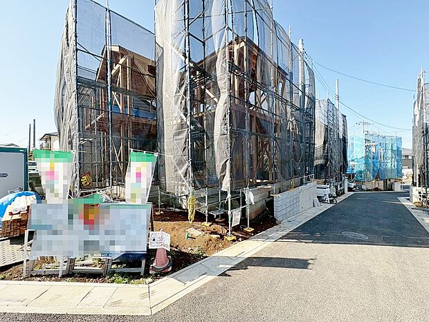 スーパーやホームセンターが近く、買い物に便利な街並みです。(令和8年3月 撮影)