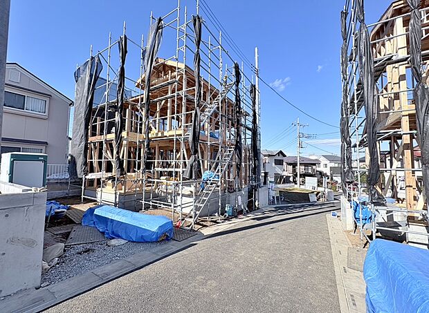 くつろぎの時間をさらに開放的にするLDK+続き間の4.5帖洋室(畳敷き)付き。(令和7年12月 撮影)