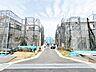 外観：左奥の物件。リビング横には多様な使い方ができる畳敷きの5帖洋室を備えています。(令和8年4月 撮影)