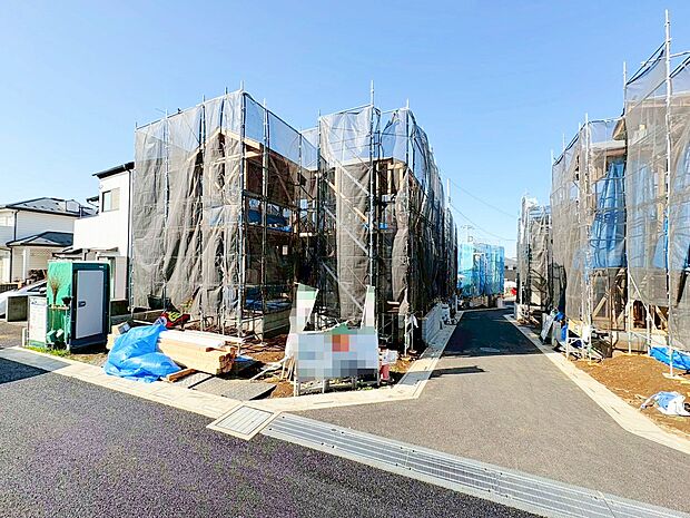 左奥の物件。リビング横には多様な使い方ができる畳敷きの5帖洋室を備えています。(令和8年3月 撮影)