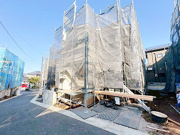 右奥の物件。リビング横に6帖洋室(畳敷き)がある間取りです。(令和8年3月 撮影)