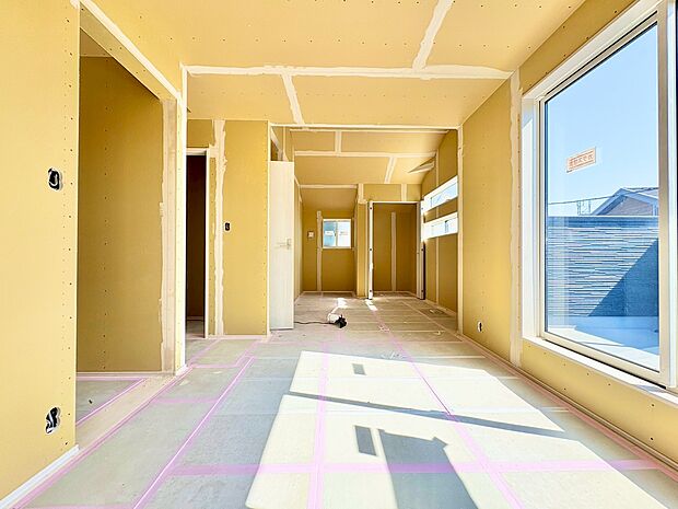 バルコニーからの明るい陽光がお部屋に差し込みます。(令和8年3月 撮影)