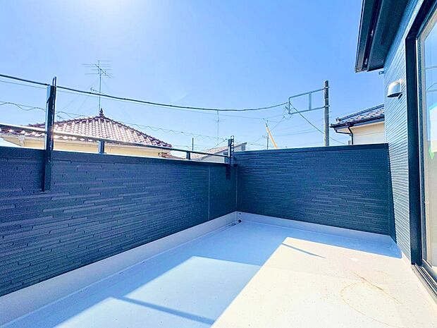 広いバルコニーは布団を一気に干すことが可能です。