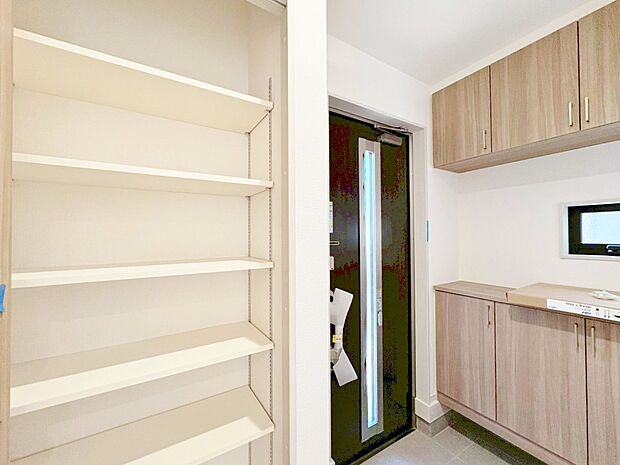 玄関回りには靴以外にも置きたい物はたくさんありますよね。