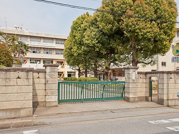 西小学校まで約490m